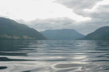 Port Alberni yakınlarındaki Büyük Merkez Gölü 'nde sakin bir gün, Vancouver Adası, BC, Kanada