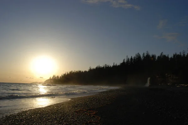 加拿大温哥华岛西海岸小道上的Tsusiat瀑布附近的西海岸落日 — 图库照片