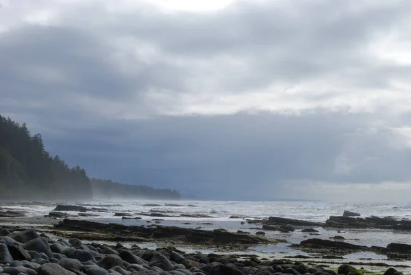 Fale Oceaniczne Rozbijają Się Wzdłuż Odległej Plaży West Coast Trail — Zdjęcie stockowe