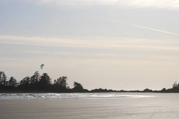 一名风筝冲浪运动员在加拿大不列颠哥伦比亚省托菲诺市附近的海浪中坠毁 岛上有很多岛屿 — 图库照片