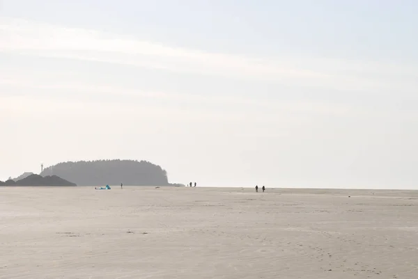 People Enjoying Walk Sandy Beach Ocean Tofino Canada — Stock Photo, Image