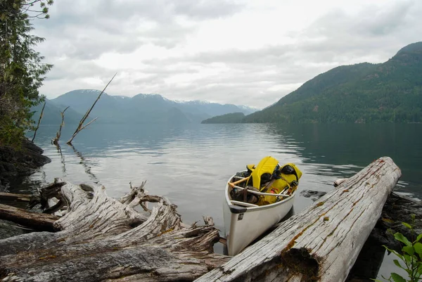 Wyprawa Kajakiem Siedzi Brzegu Spokojnego Wielkiego Jeziora Centralnego Vancouver Island — Zdjęcie stockowe