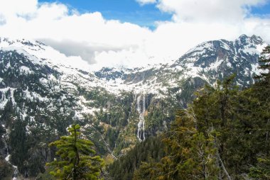 Della Falls, Strathcona Provincial Park, Vancouver Adası, BC, Kanada 'da yüksek bir bakış açısından görüldü.