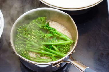 Tavada buharlı yemek ve pirinç sağlıklı bir diyet için pişiriliyor.