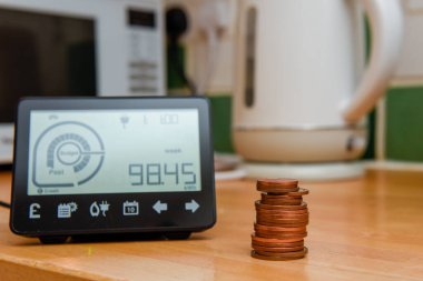 Evin içinde elektrik kullanımını izlemek ve yaşam fiyatlarını düşürmek için akıllı bir enerji ölçer.