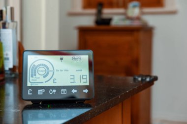 Evin içinde elektrik kullanımını izlemek ve yaşam fiyatlarını düşürmek için akıllı bir enerji ölçer.