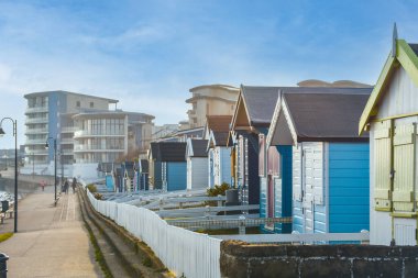 Deniz manzaralı bir sahil kasabasında barakalar.