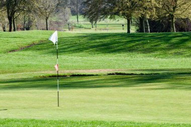 Güneşli bir günde golf sahasına yeşili koymak...