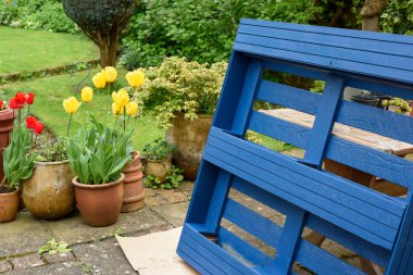 Geri dönüşümlü ahşap palet çevre dostu bir yükseltme projesinde bahçe için ekiciye dönüştürüldü.