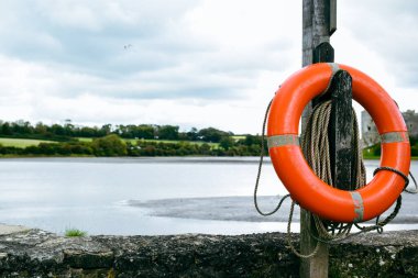 Yuvarlak yaşam halkası şeklinde turuncu Lifebuoy acil durumlarda insanları suda boğulmaktan kurtarmak için kullanılır.