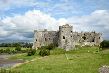 Galler 'deki Carew Kalesi yakındaki nehir üzerindeki dış manzara turistler için tarihi bir ilgi noktasıdır.