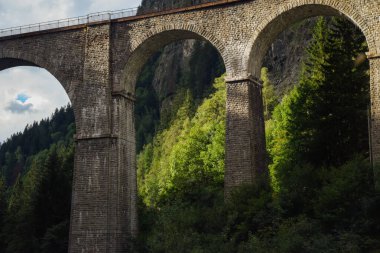 Dağ yamacındaki bir su kanalının taş kemerleri. 