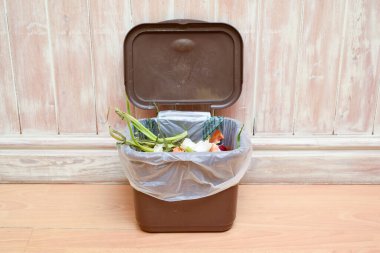 Mutfaktan arta kalan sebzeler eko dostu bir şekilde birleştirilip atılabilir.
