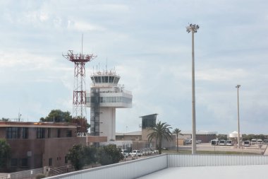 Hava trafik kontrol kulesi ve uluslararası bir havaalanındaki binalar