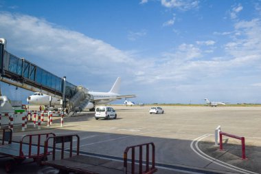 Havaalanındaki uçak kalkışa hazırlanıyor.