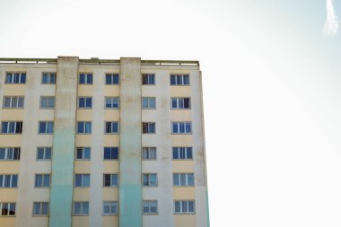Kötü durumda olan yüksek katlı bir apartman.