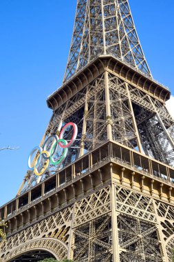 Paris 'teki Eyfel Kulesi Fransa, turistler için popüler bir turizm merkezi ve mekanıdır.