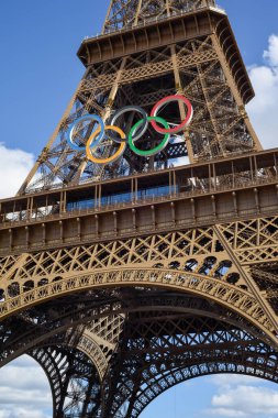 Paris 'teki Eyfel Kulesi Fransa, turistler için popüler bir turizm merkezi ve mekanıdır.