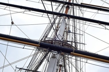 Rıhtımda yelkenli bir geminin direği.