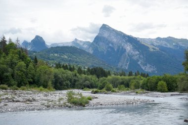 Buzul nehri dramatik bir dağ manzarasında esiyor.