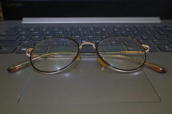 Γυαλιά Τοποθετημένα Φορητό Υπολογιστή — Φωτογραφία Αρχείου