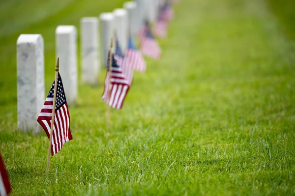 Una Fila Una Fila Banderas Lápidas Estadounidenses Cementerio Nacional Banderas — Foto de Stock