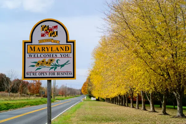 Välkommen Till Maryland Skylt Med Gula Träd Högkvalitativt Foto Stockbild