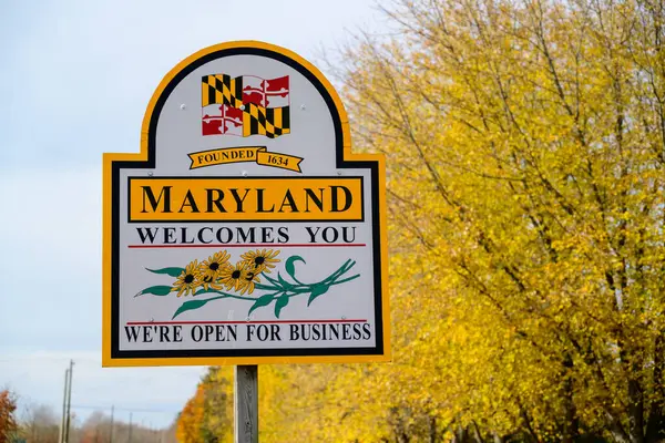 Bem Vindo Sinal Maryland Com Árvores Amarelas Foto Alta Qualidade Fotos De Bancos De Imagens