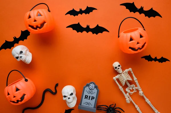 Surtido Artículos Halloween Juguetes Cubos Linterna Esqueletos Cráneos Arañas Murciélagos — Foto de Stock