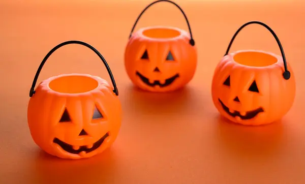 Halloween Godis Hinkar Eller Hink Orange Bakgrund Högkvalitativt Foto — Stockfoto