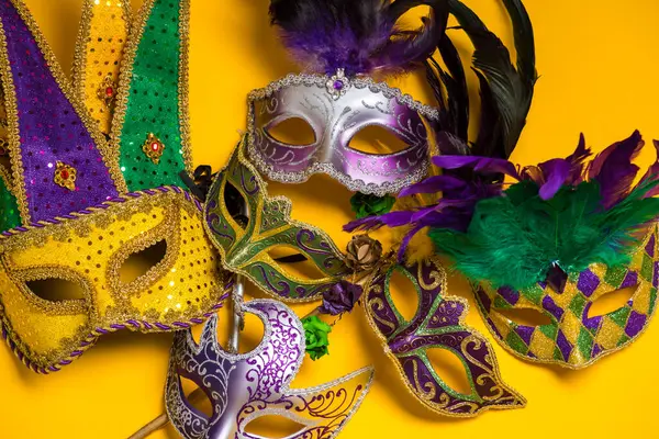 Colorido Grupo Máscaras Mardi Gras Sobre Fondo Amarillo Foto Alta — Foto de Stock