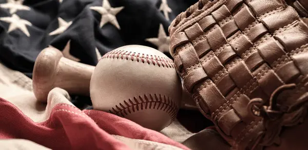 Baseballhandschuh Schläger Und Ball Auf Amerikanischer Flagge Die Nationale Freizeitbeschäftigung — Stockfoto