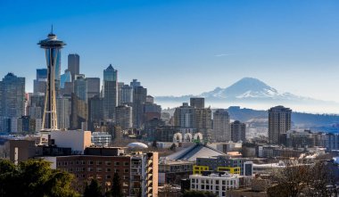 Seattle Washington ufuk çizgisi, önünde uzay iğnesi ve uzaktan Rainier Dağı var. Yüksek kalite fotoğraf