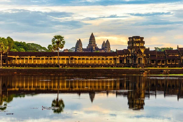 Angkor Wat Tapınağı 'nın manzarası gün batımından hemen önce suya yansıyor.