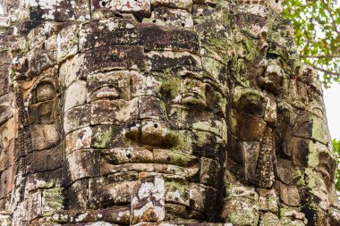 Siem Reap, Kamboçya yakınlarındaki Bayon Tapınağı 'nın antik taş yüzlerini kapatın.