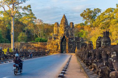 Angkor Thom Köprüsü ve Güney Kapısı Siem Reap, Kamboçya yakınlarında