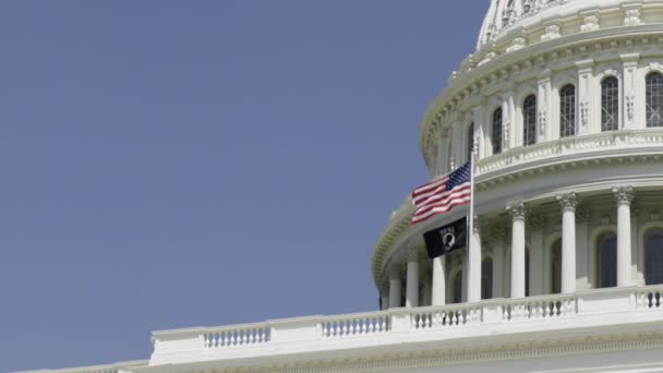 美国国会大厦楼梯口上的美国国旗的特写慢动作放弃 — 图库视频影像