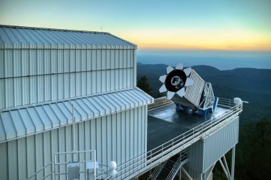 Sloan Dijital Gökyüzü Araştırması veya SDSS için kullanılan Apaçi Noktası Gözlemevi 'ndeki teleskop, çok spektral bir görüntüleme ve spektroskopik kırmızı kayma araştırmasıdır.