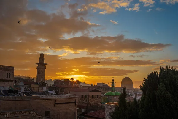 Солнце Встает Между Минаретом Куполом Скалы Старом Городе Иерусалима — стоковое фото
