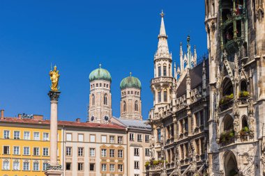 Meryem Ana 'nın çocuklu heykeli, Leydimizin kilisesi ve Townhall