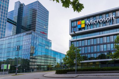 Münih, Almanya 'daki şirket binasının Microsoft logosu