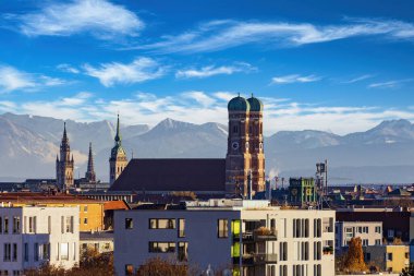 Meşhur Frauenkirche Landmark Foehn rüzgarlarıyla dolu bir günde