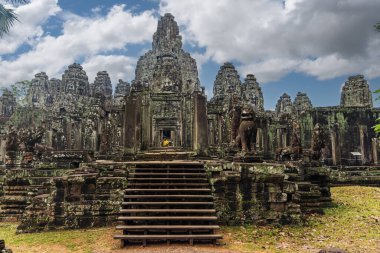 Eski taş yüzlü ünlü Bayon tapınağı..