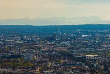 Arka planda Alpler olan Münih şehir panoraması.
