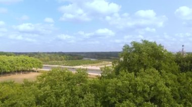 Fransız Rönesans tarzında inşa edilmiş Loire Vadisi 'ndeki resim şatosu UNESCO dünya mirası sahasında Chambord' un ağaç arkasında olduğunu gösteriyor.