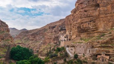 St. George Ortodoks Manastırı 'nın ve altıncı yüzyıl uçurum asma kompleksi Wadi Qelt' in inanılmaz zamanlaması.