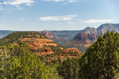 Sedona Çölü 'nün manzarası ve havaalanı döngüsünden görünen kayalar