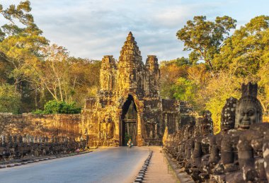 Angkor Thom Kapısı ya da Siem Hasadı yakınlarındaki Zafer Kapısı