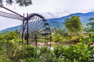 Pu Luong su çarkı, bambu boru hatlarıyla pirinç tarlalarını sulamak için geleneksel bir sistem. Vietnam kırsal arazisi.
