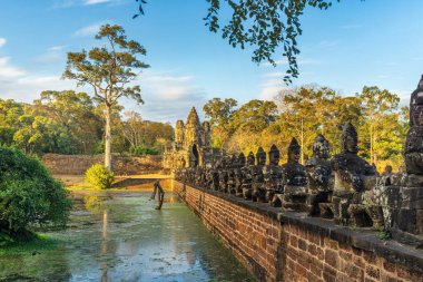 Angkor Thom Kapısı ya da Siem Hasadı yakınlarındaki Zafer Kapısı